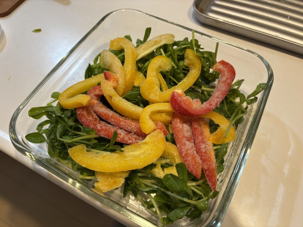 iwaki 耐熱ガラス容器で作った豆苗とパプリカのナムル
