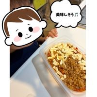 シェフの無添つくりおきのおかずを食べようとしている子ども